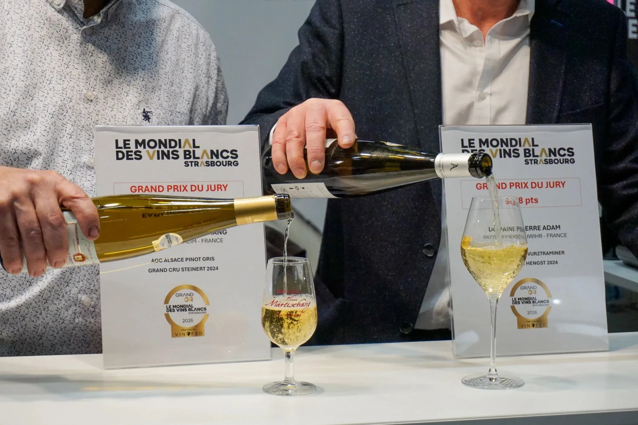 2026년 스트라스부르 대회에서 수상 와인을 따르는 알자스의 Grand Prix du Jury 수상자들. © Bartosch Salmanski
