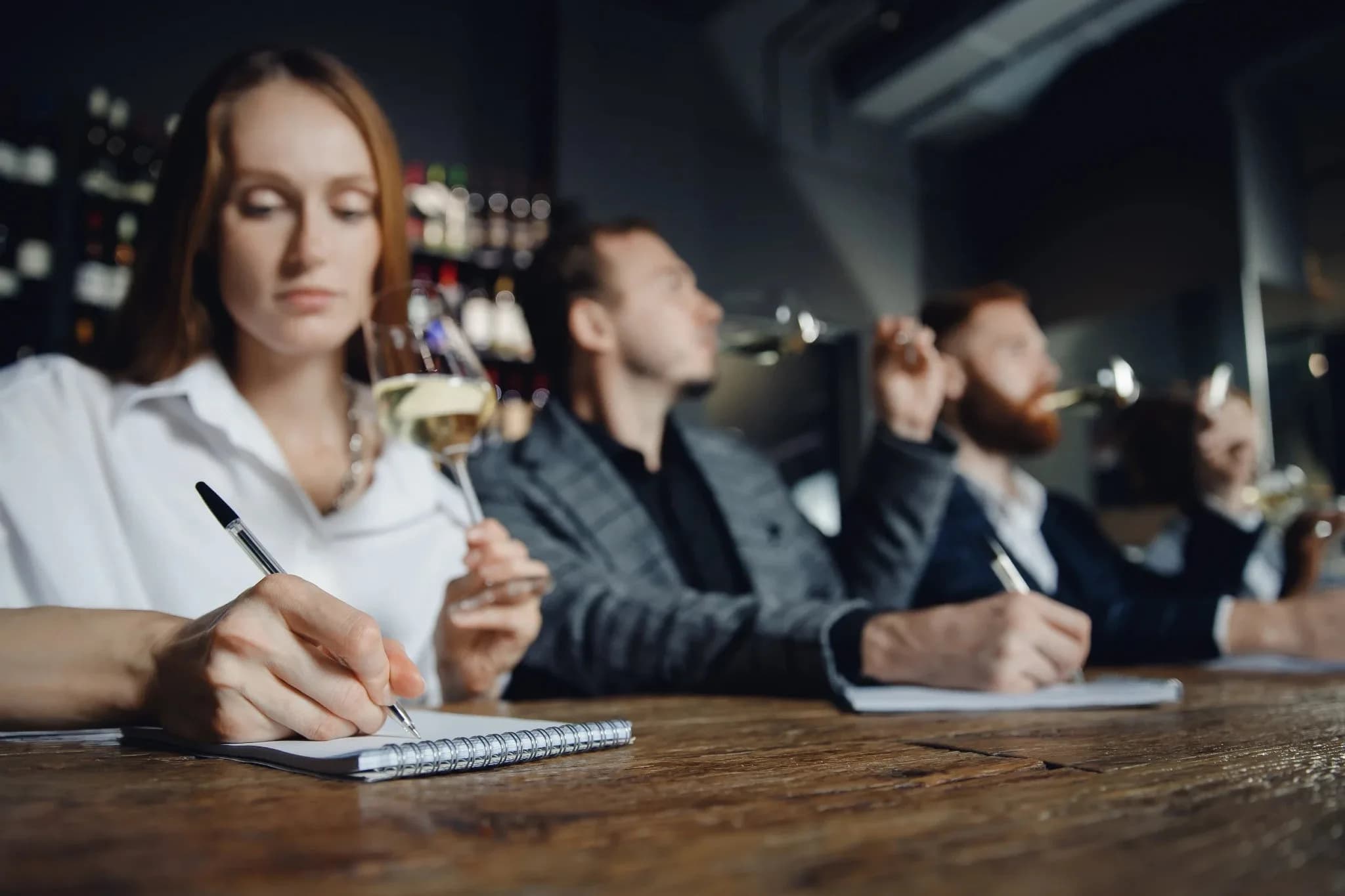 確かな感覚を育てるには、体系的な試飲の練習が不可欠です。繰り返し、ブラインドでの比較、規律ある記録を通じ、ワインの専門家は品種、産地、醸造技術を正確に自信を持って見分ける力を養います。