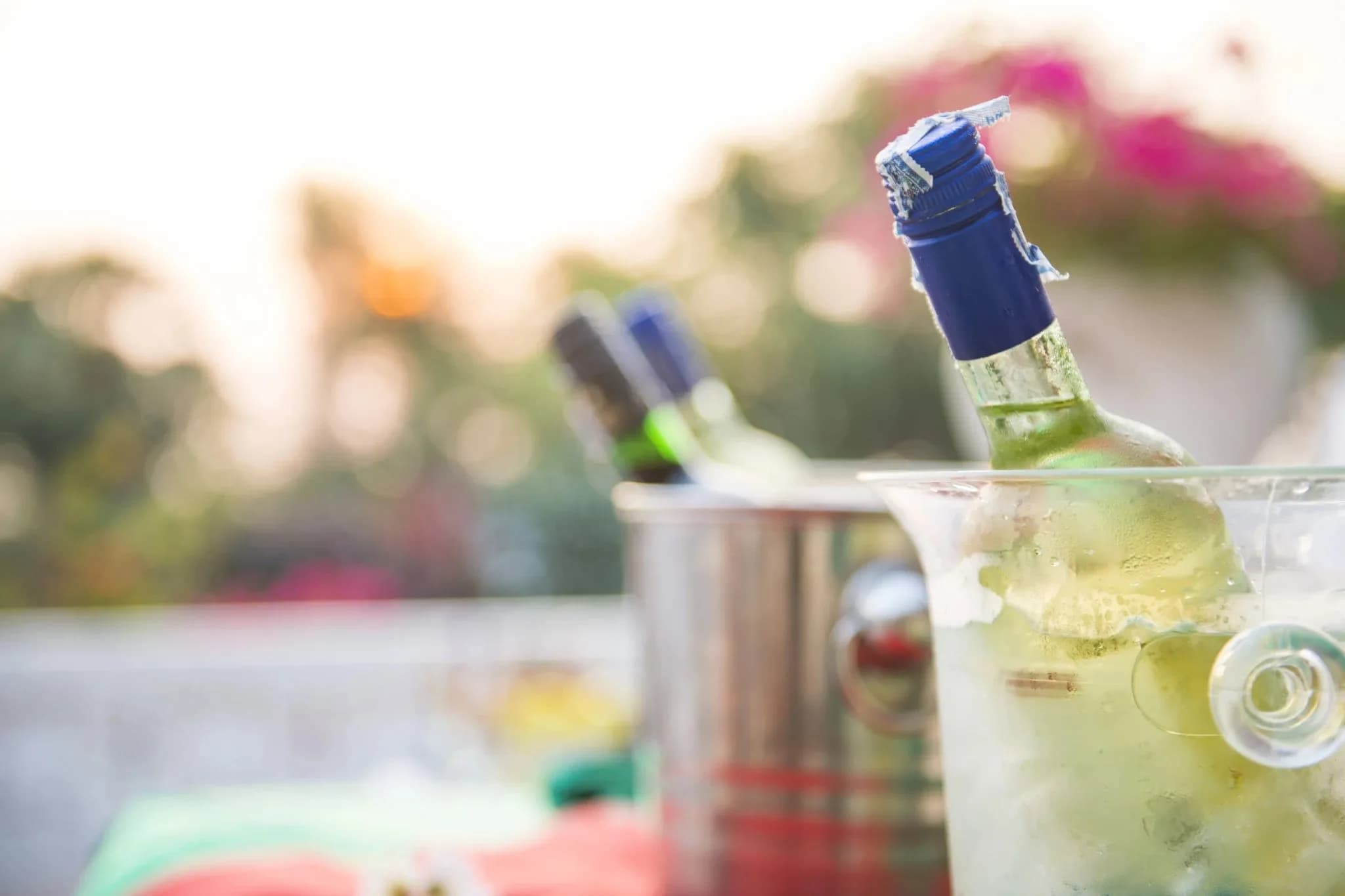 暖かい気候では、飲むときの温度を安定させることが大切です。氷水入りのバケットは穏やかに均一に冷やし、断熱スリーブは屋外や気軽な場で役立ちます。注ぐ合間は日陰に置くと、特に繊細なワインや熟成ワインの爽やかさとバランスを守れます。