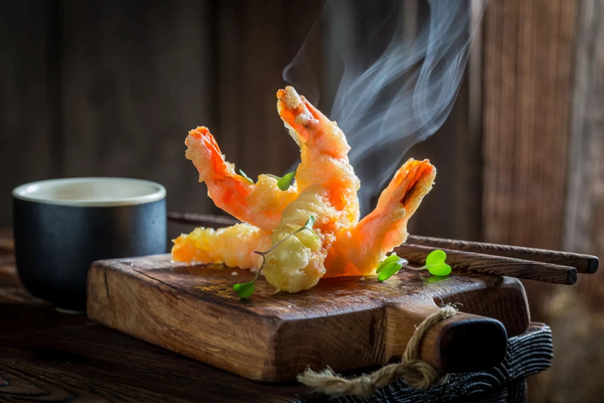 轻巧酥脆的天妇罗,与活泼、柑橘主导的酒自然相衬,化解油炸感,突出食物细微甜味。