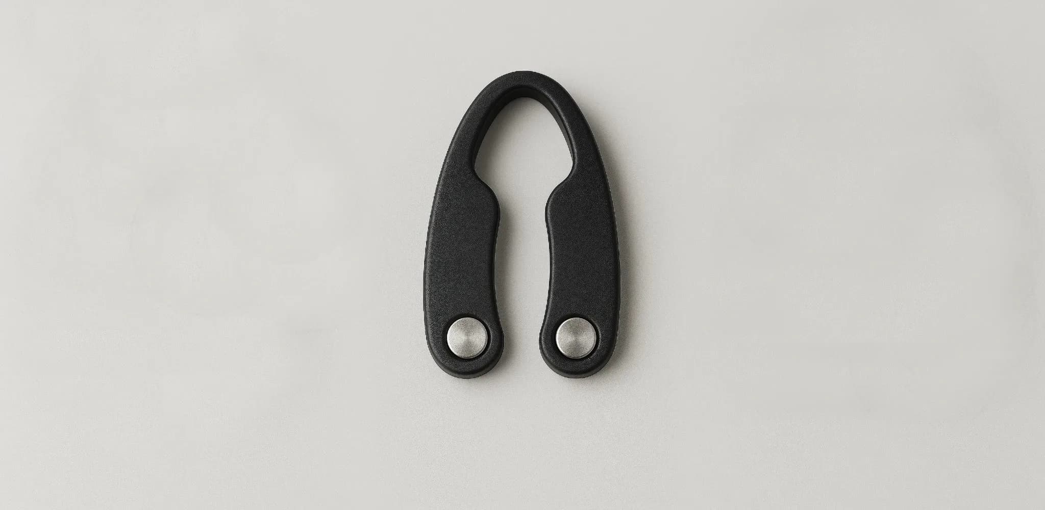 フォイルカッターを瓶の首にかぶせ、軽く挟んで回します。一度の動きでキャップシールをきれいに切り取れます。