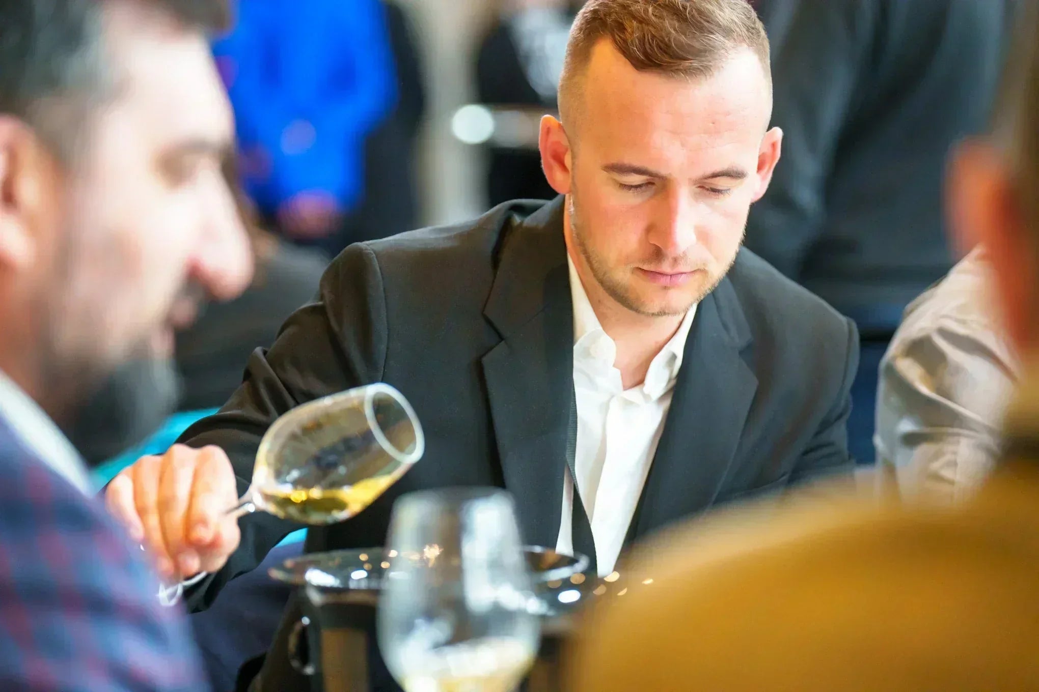 Photo credit: © Bartosch Salmanski. International jurors evaluating white wines at The World White Wines Contest in Strasbourg, highlighting global diversity and the unique atmosphere of this benchmark event.