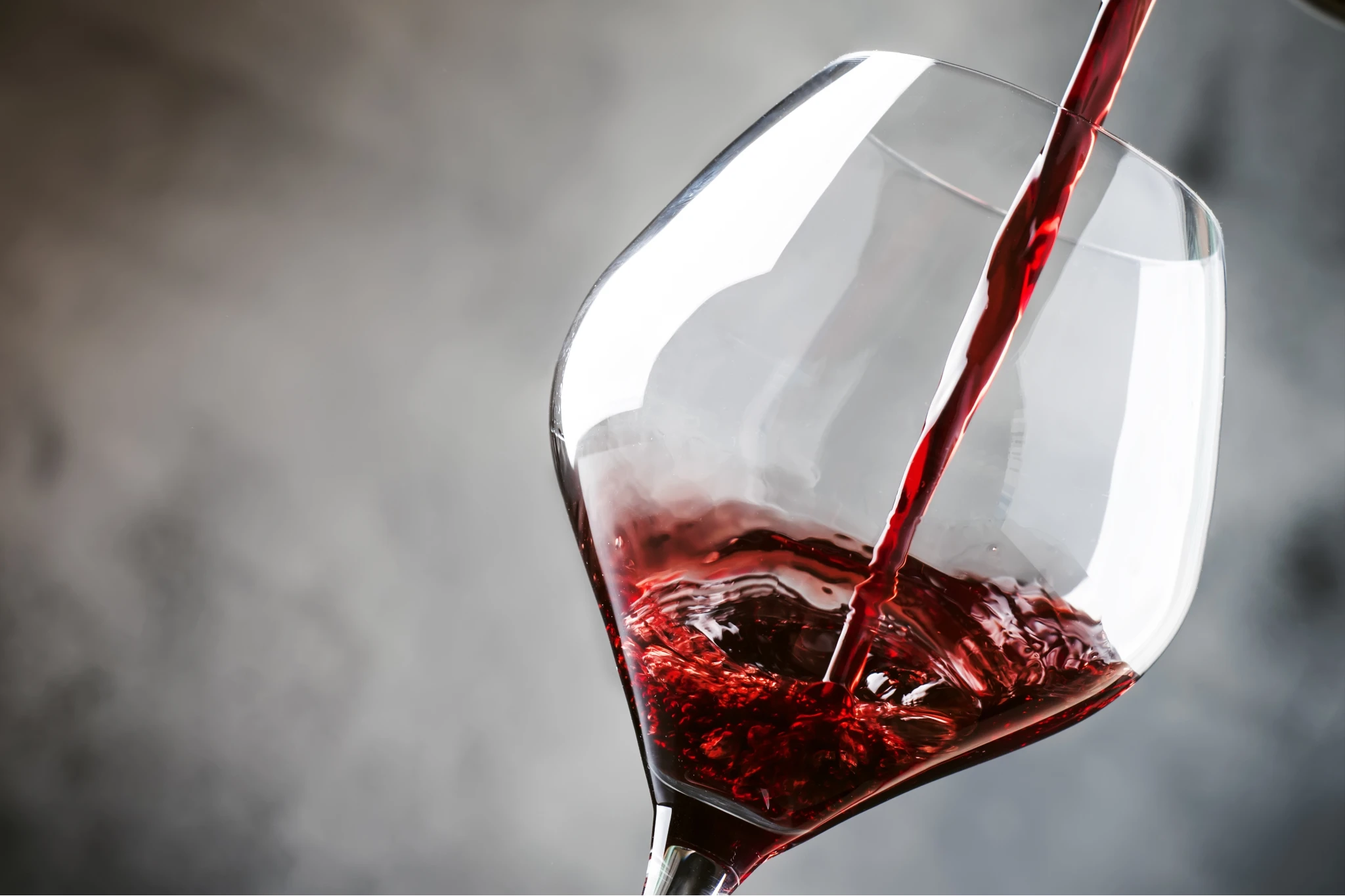 Burgundy wine glass with a wide, rounded bowl that allows ample aeration and directs aromas toward the nose. Its shape enhances the elegance and complexity of delicate reds such as Pinot Noir and Nebbiolo, revealing floral and earthy nuances.
