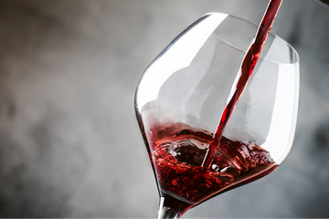 Burgundy wine glass with a wide, rounded bowl that allows ample aeration and directs aromas toward the nose. Its shape enhances the elegance and complexity of delicate reds such as Pinot Noir and Nebbiolo, revealing floral and earthy nuances.