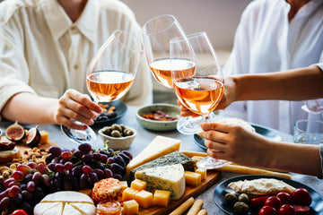 Dry rosé brings harmony to the table, pairing effortlessly with salads, grilled vegetables, seafood, light meats and mixed vegetarian dishes when flavors vary.