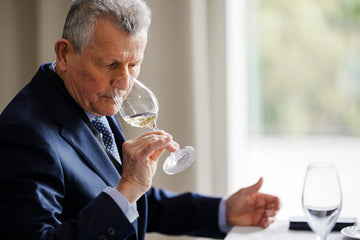 A moment of concentration as judges explore the wine’s aromatic expression. © Bartosch Salmanski