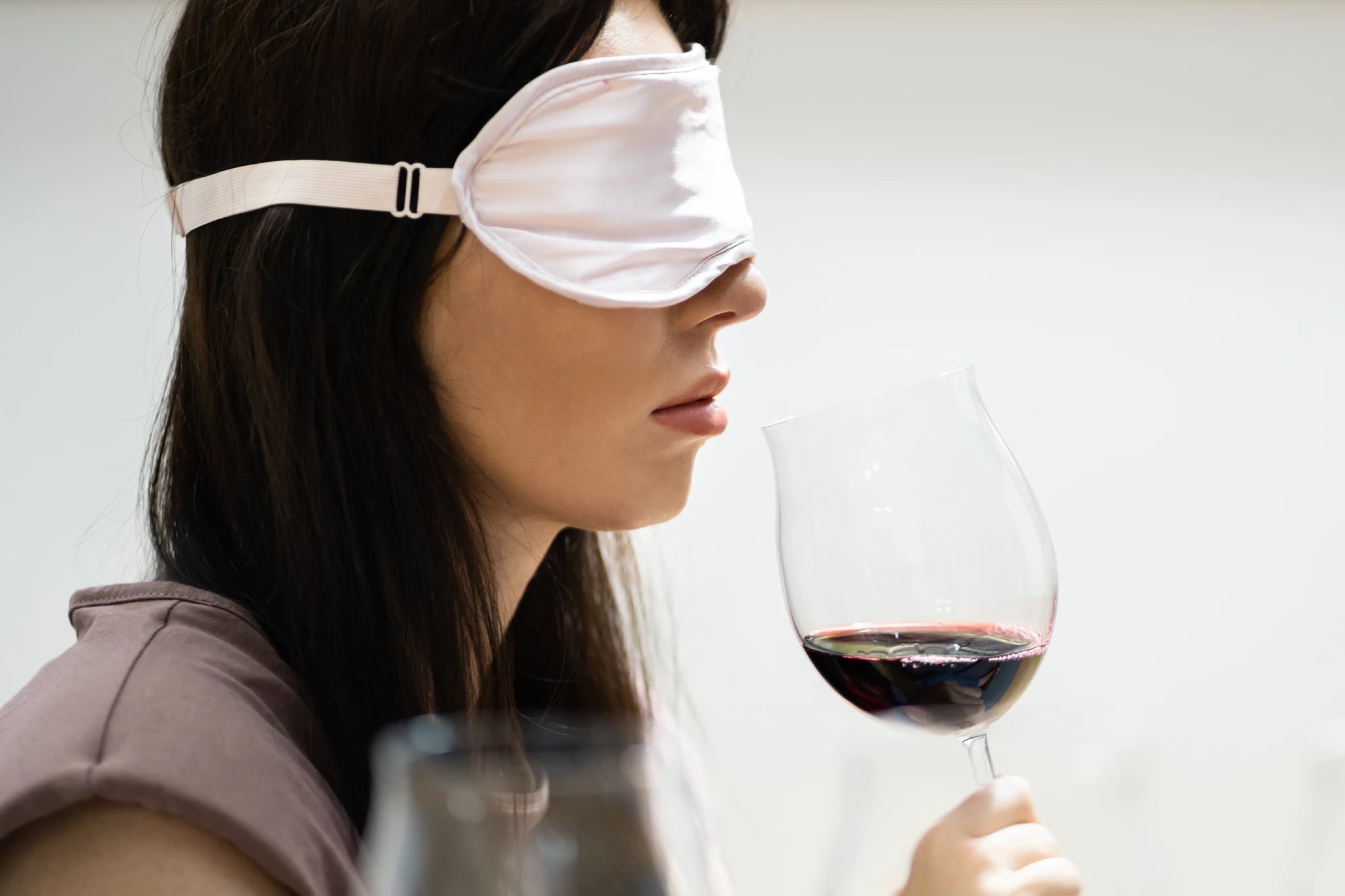 Blind tastings can be both educational and fun. Simple playful elements like a blindfolded first smell help participants focus on aroma and make the experience more memorable.