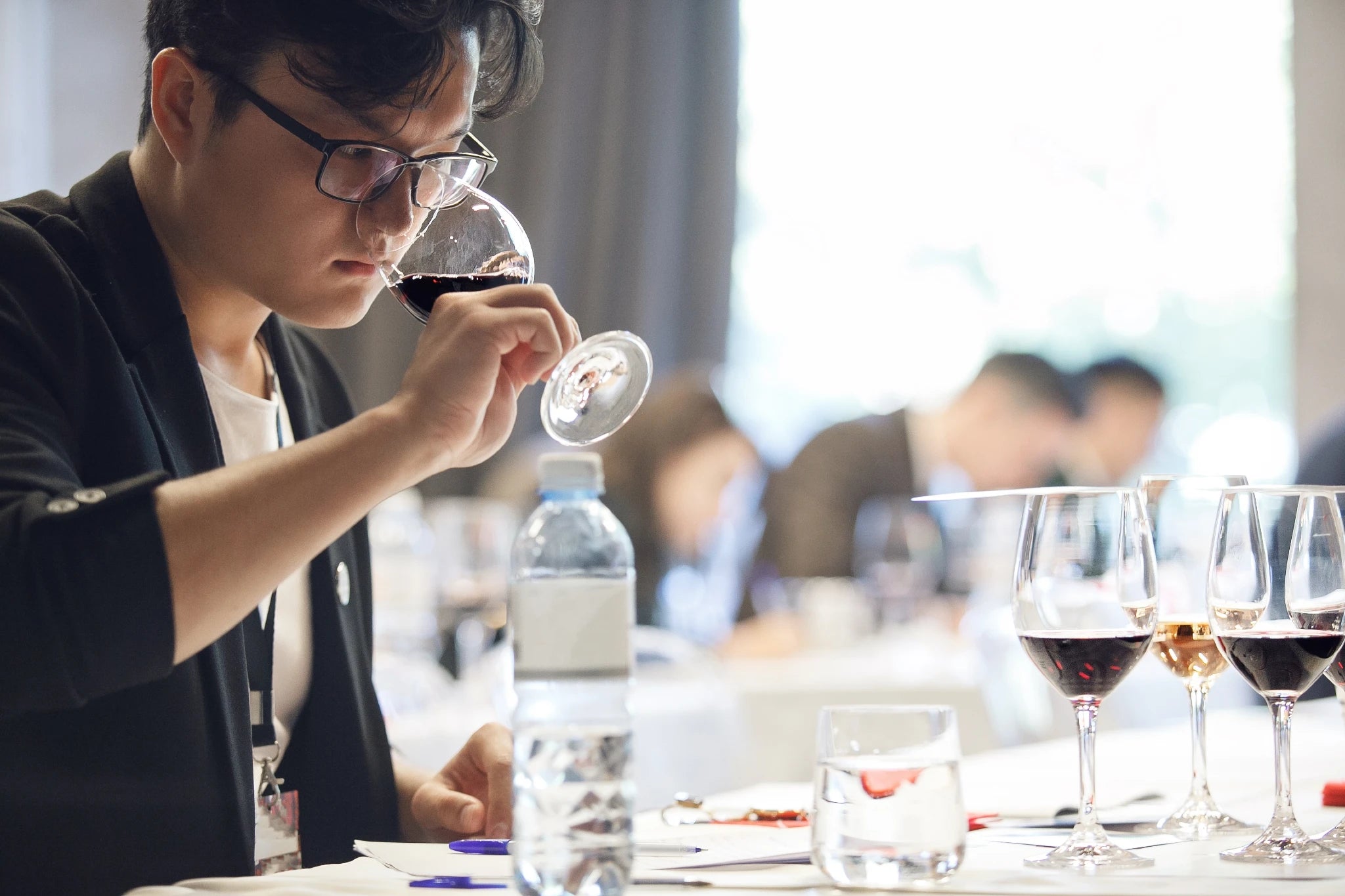 Using a structured method helps make blind tastings clearer. Professionals assess wines by examining appearance, exploring the nose, and evaluating the palate.