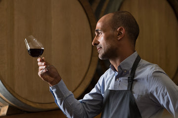 Secondary aromas arise during fermentation and winemaking, revealing notes such as butter, cream, vanilla, or brioche that reflect the wine’s cellar craftsmanship.